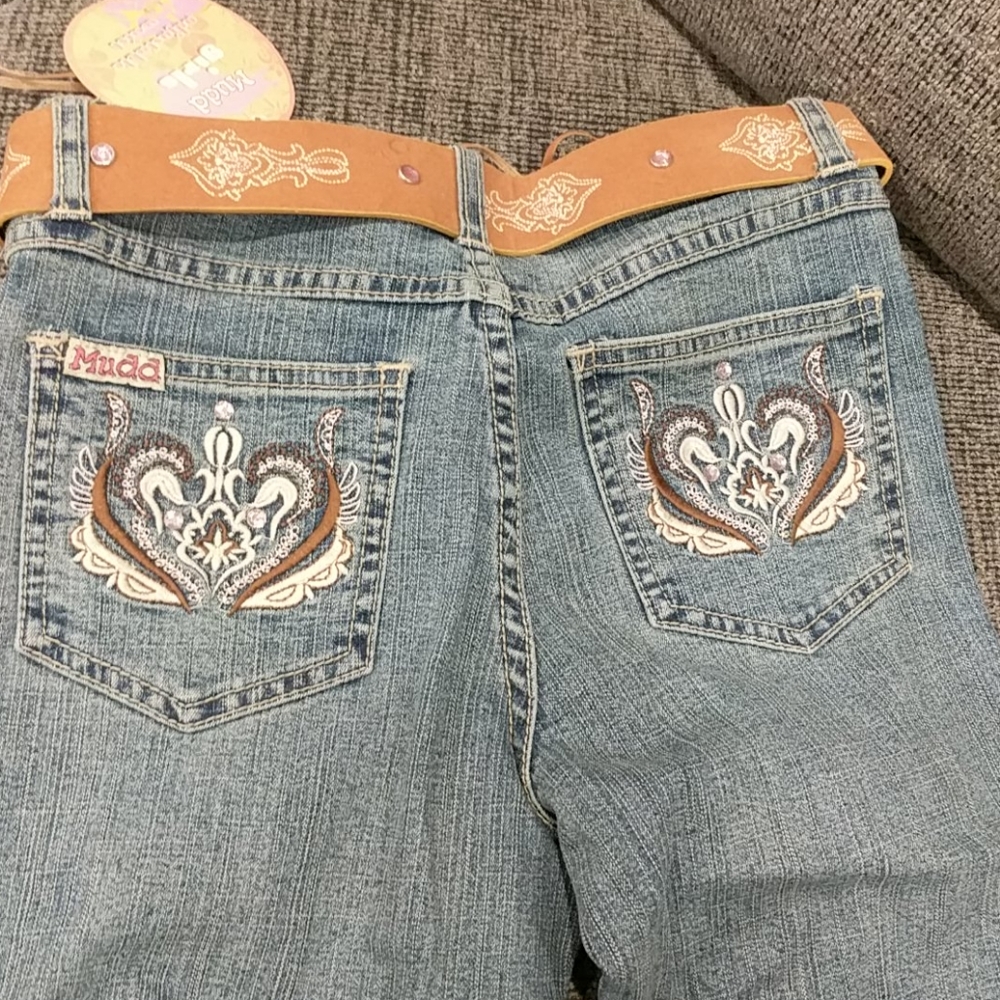 NWT Jean Capris with belt and embroidery